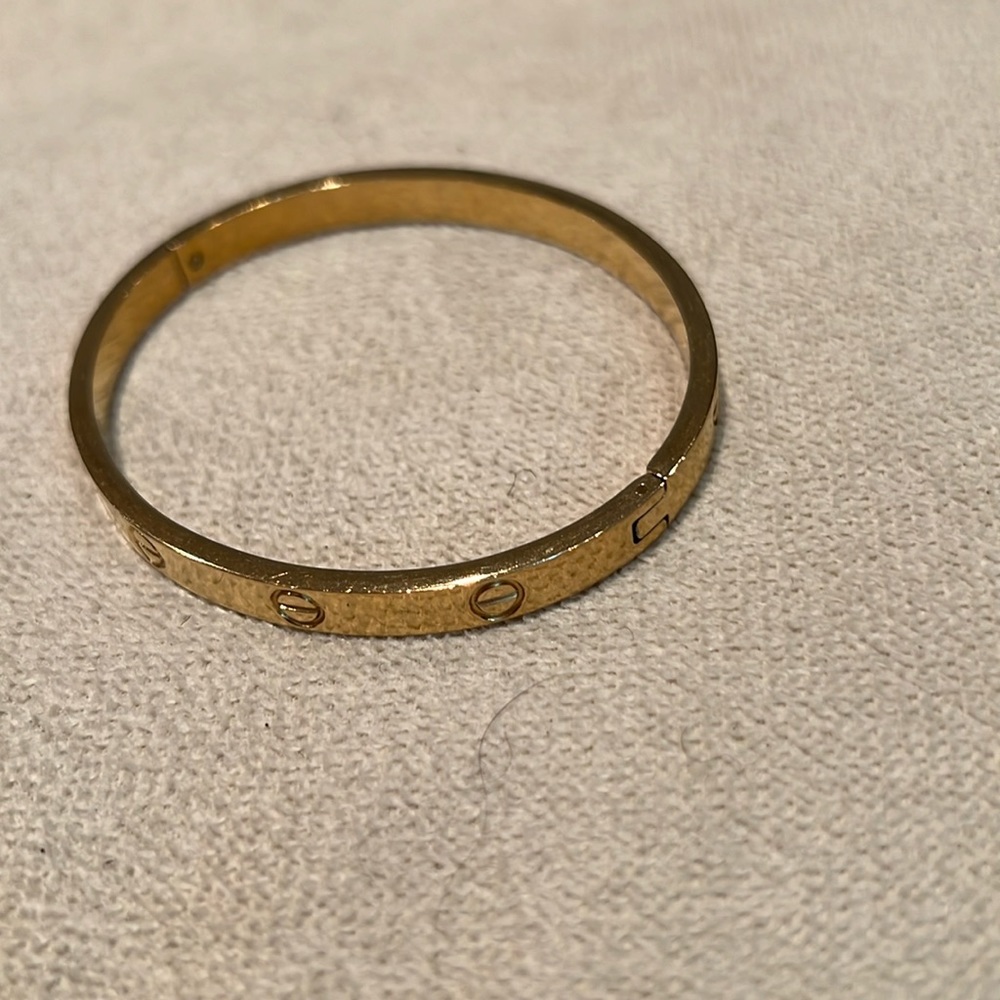 Elegant Gold Bracelet